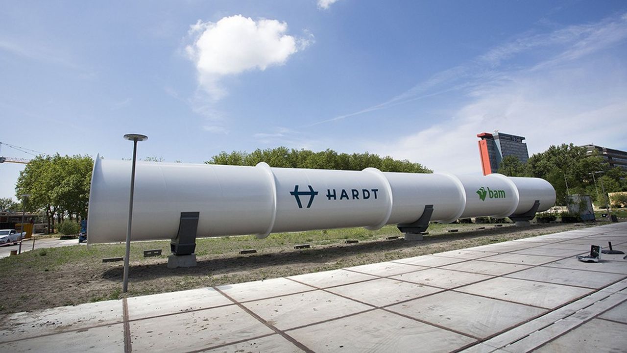 Pour atteindre une vitesse proche de celle du son en évitant tout risque de collision, la technologie Hyperloop vise à faire circuler les wagons par sustentation magnétique dans des tubes à très basse pression.