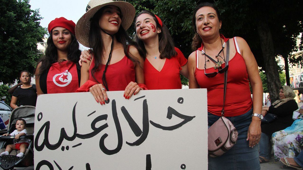 Des femmes tunisiennes ont participé à une marche, lundi, pour demander l'égalité des droits devant l'héritage