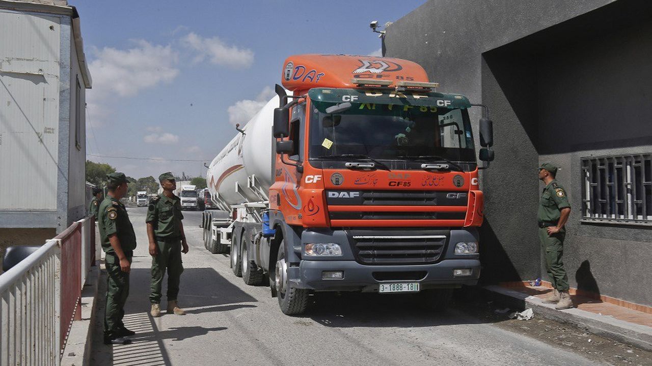 Des militaires palestiniens inspectent un camion en provenance d'Israël au poste frontière de Kerem Shalom.
