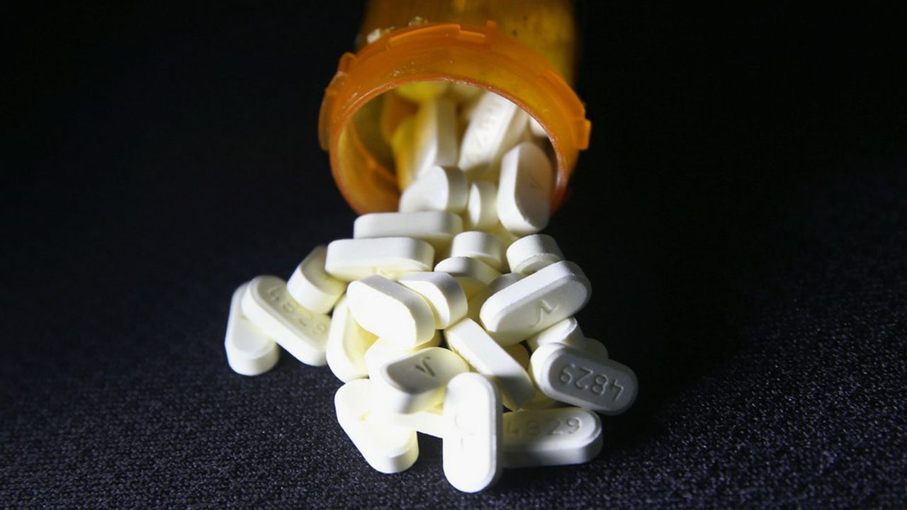 La crise des opiacés a commencé au début des années 2010 aux Etats-Unis, découlant en grande partie de la surprescription de médicaments comme l'oxycodone et autres antidouleurs.