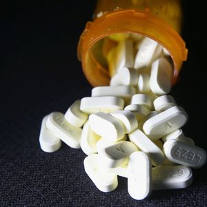La crise des opiacés a commencé au début des années 2010 aux Etats-Unis, découlant en grande partie de la surprescription de médicaments comme l'oxycodone et autres antidouleurs.