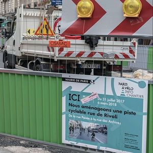 Chantier rue de Rivoli à Paris pour créer une large piste cyclable.  