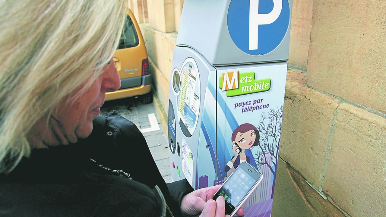 Depuis la réforme du stationnement, de plus en plus d'automobilistes paient via leurs smartphones pour se garer. Ici, à Metz.