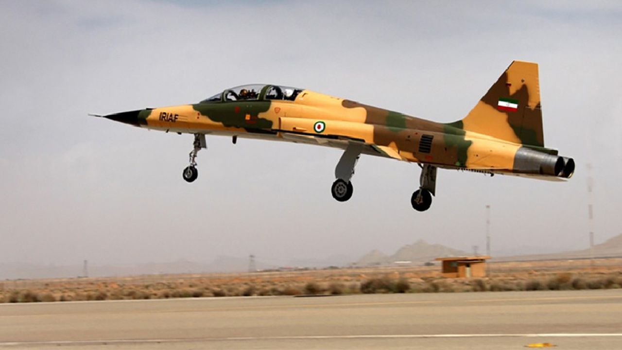 Selon l'agence de presse iranienne Tasnim, cet avion de chasse, de fabrication 100 % iranienne, dispose d'équipements techniques « de pointe », dont des radars polyvalents.