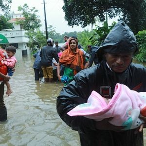 La mousson particulièrement violente et les inondations ont fait plus de 420 morts dans l'Etat du Kerala.