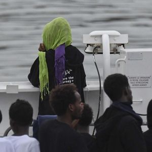 Les migrants sur le pont du navire des garde-côtes italien, Diciotti, attendent de savoir où ils seront débarqués. 