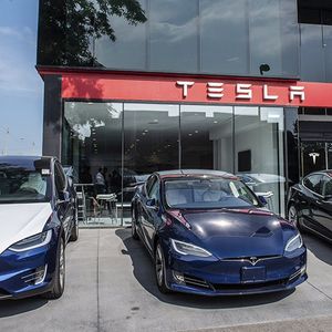 Depuis l'annonce du projet de retrait, l'action Tesla avait dévissé de 20 %, pour finir à 322,82 dollars vendredi.