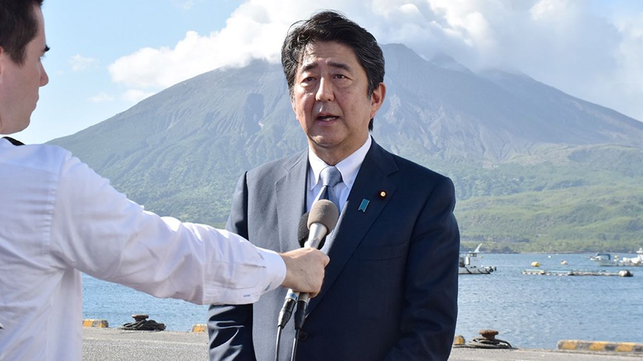 Lors d'une conférence de presse devant le Mont Sakurajima, Shinzo Abe, le Pemier ministre japonais, a confirmé sa candidature à la tête du Parti Libéral-démocrate.