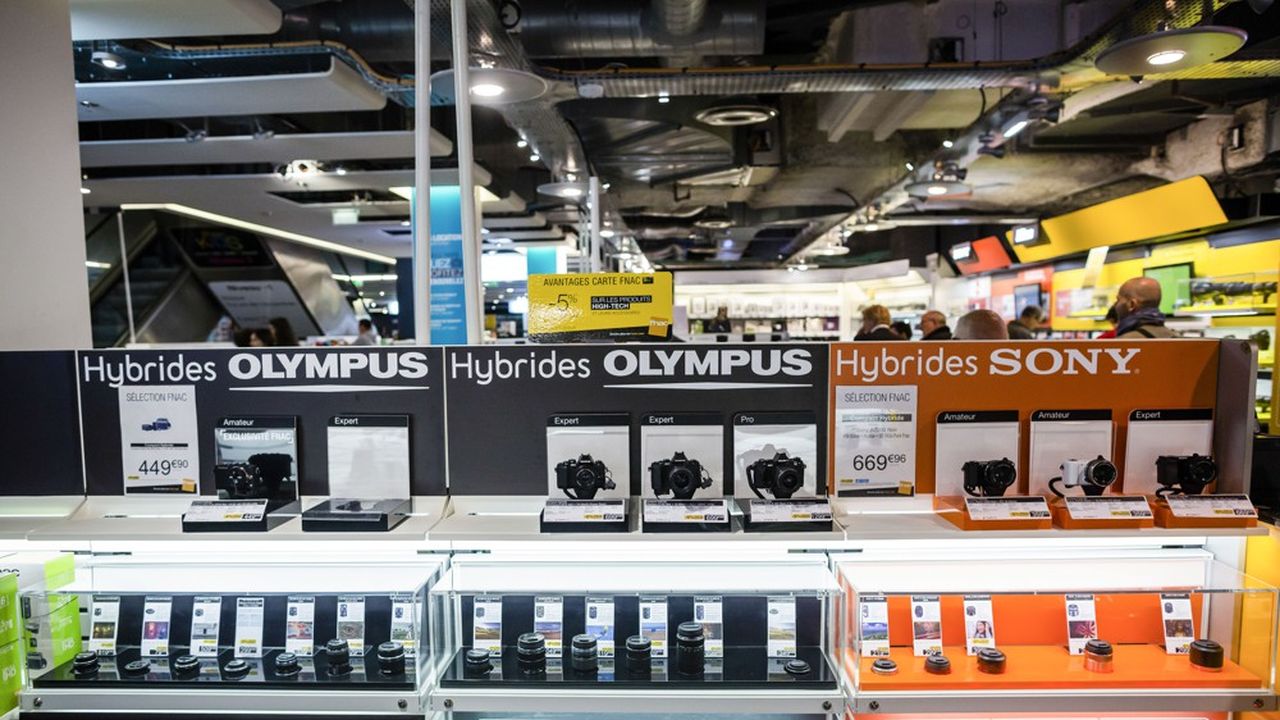 Magasin Fnac, rayon photographie, appareils photo numériques hybrides marque Olympus et Sony