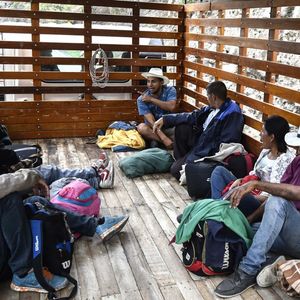 Des Venezuéliens traversent la Colombie à l'arrière d'un camion pour chercher refuge au Pérou.