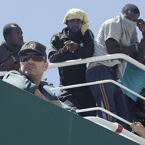 Des migrants à bord d'un bateau des garde-côtes espagnols.