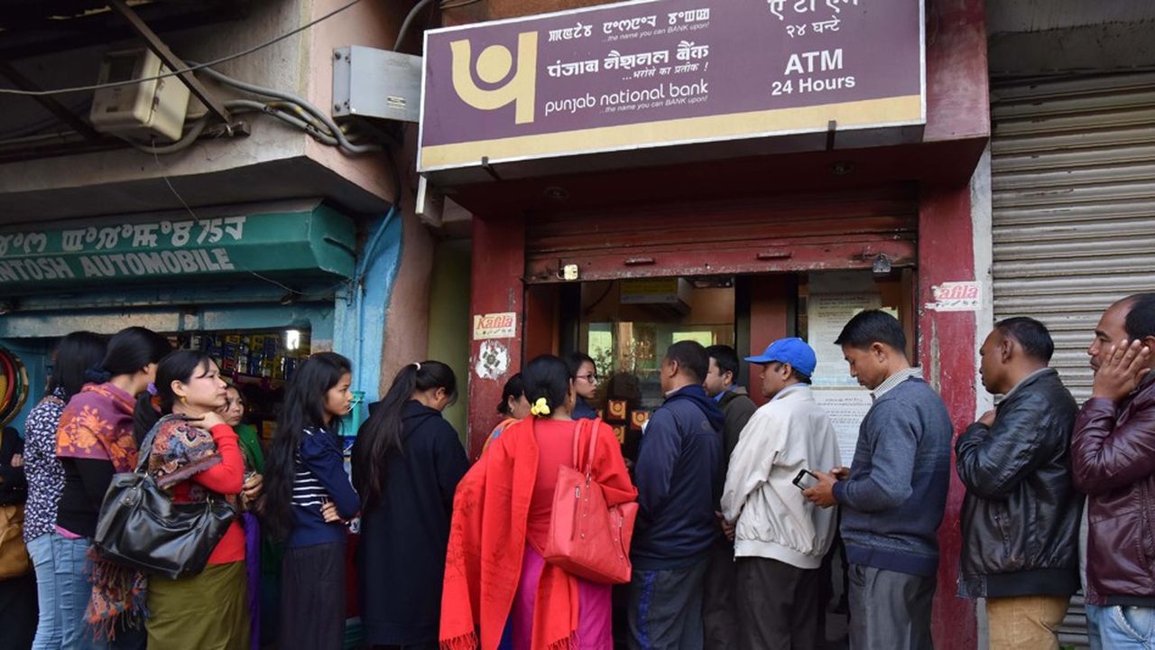 Des Indiens ont fait la queue devant les banques lors de la suppression des coupures équivalentes à 7.3 et 14.6 dollars fin 2016.