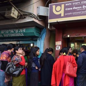Des Indiens ont fait la queue devant les banques lors de la suppression des coupures équivalentes à 7.3 et 14.6 dollars fin 2016.