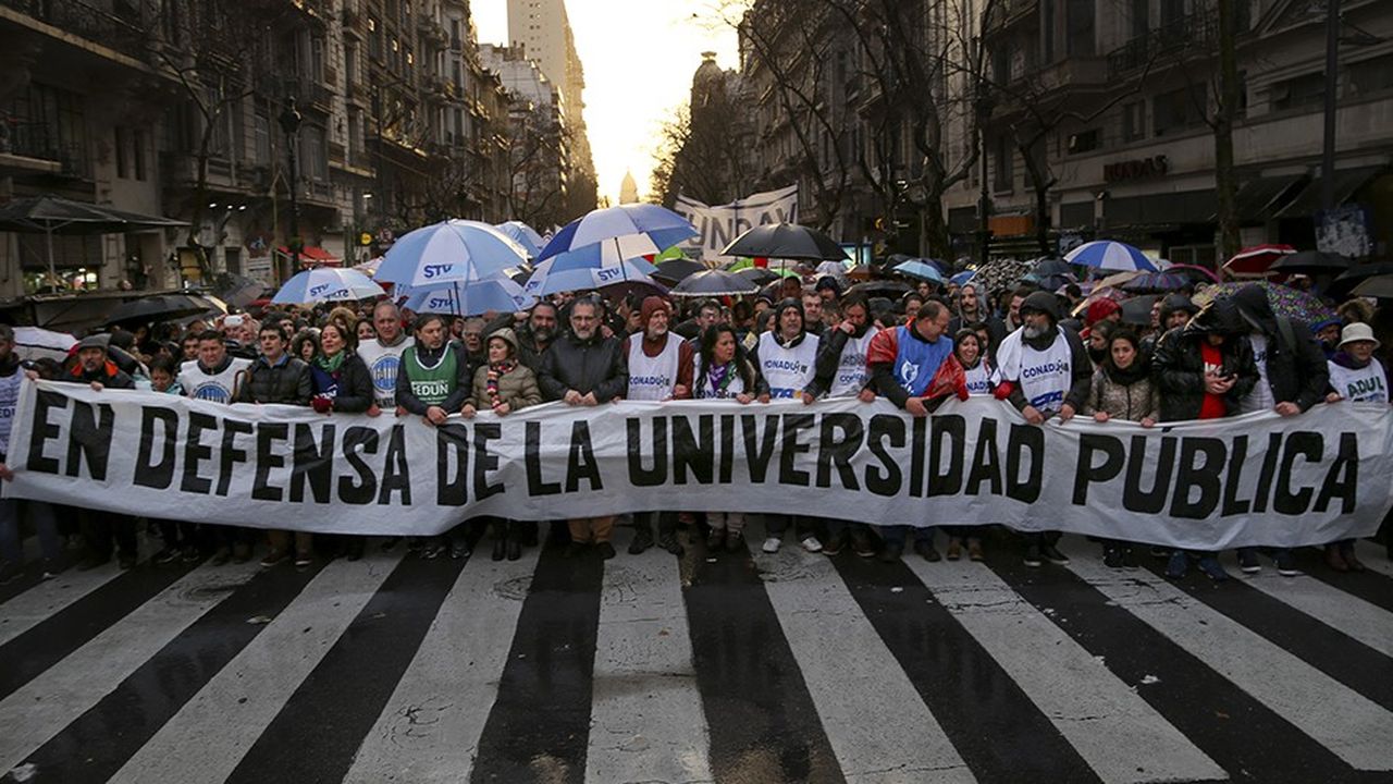 Jeudi, des dizaines de milliers d'Argentins ont défilé à Buenos Aires pour dénoncer les coupes budgétaires qui affectent le secteur de l'enseignement supérieur public.