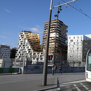 Un tramway dans le quartier Masséna à Paris.