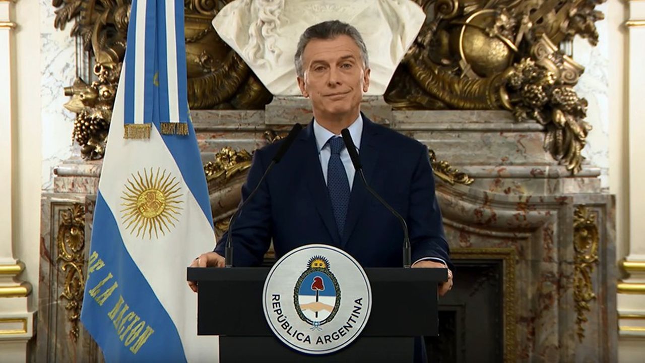Dans un discours enregistré et retransmis à la télévision, le président argentin Mauricio Macri a affirmé que l'Argentine devait « faire des efforts pour équilibrer les comptes de l'Etat » et sortir de la crise.