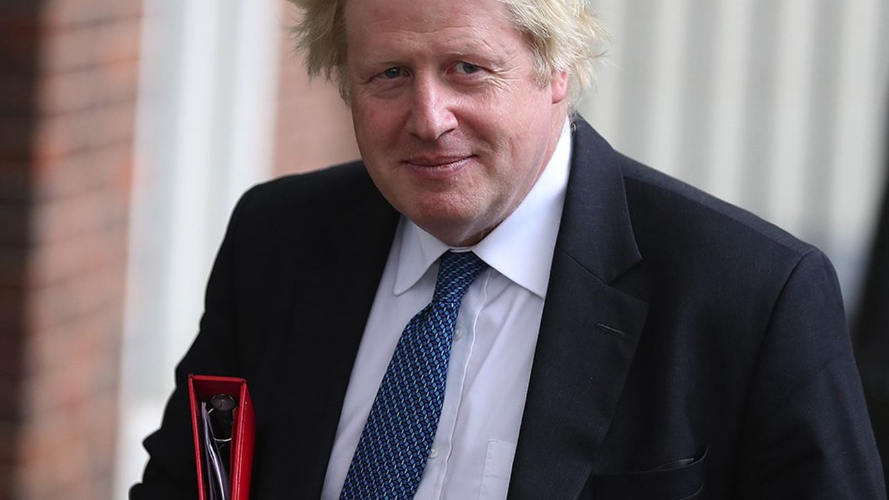 « En adoptant les propositions de Chequers, nous sommes partis à la bataille avec un drapeau blanc hissé sur notre char de tête », a estimé l'ex-ministre des Affaires étrangères Boris Johnson.