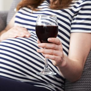 Une femme sur dix déclare avoir consommé de l'alcool occasionnellement pendant sa grossesse.