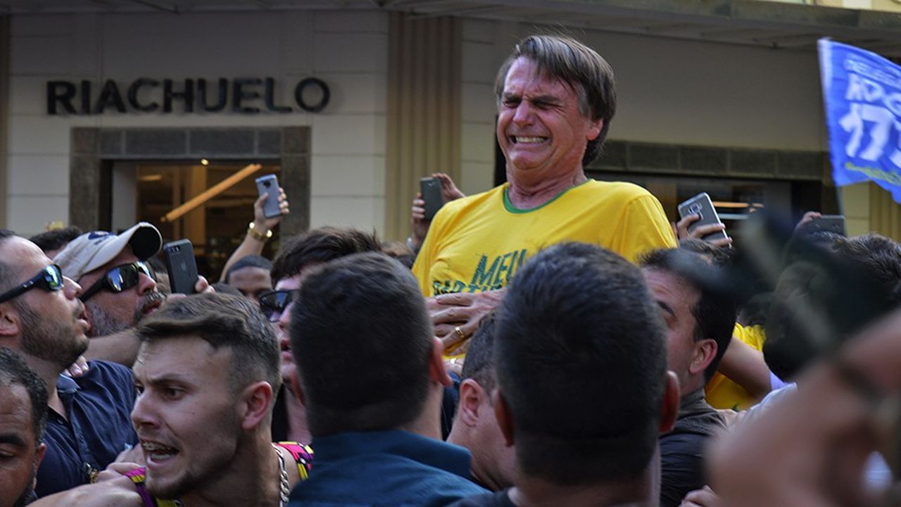 Le candidat d'extrême droite à la présidentielle, Jair Bolsonaro, vient d'être poignardé pendant un meeting politique le 6 septembre 2018. 