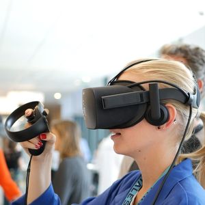 Onze ateliers sont proposés aux salariés, ils permettent d'utiliser la réalité virtuelle et augmentée, le Big Data, les objets connectés ou encore le travail collaboratif.