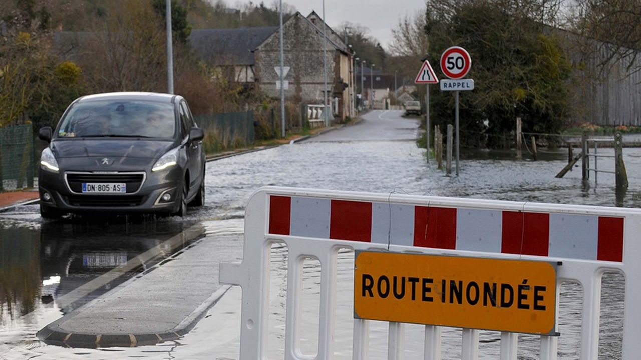 Une route inondée, à Freneuse (Yvelines), après des intempéries survenues en février dernier.