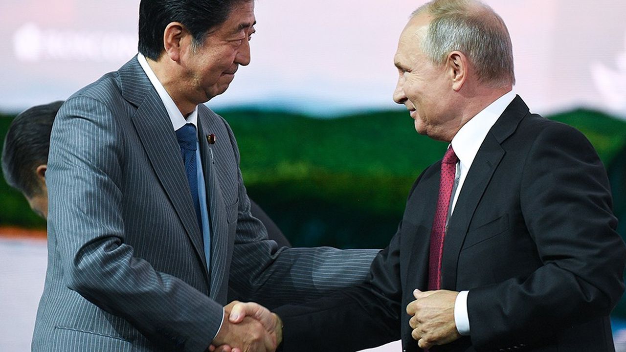 Le président russe Vladimir Poutine et le Premier ministre Shinzo Abe, lors du forum économique de Vladivostok, le 22 septembre 2018.