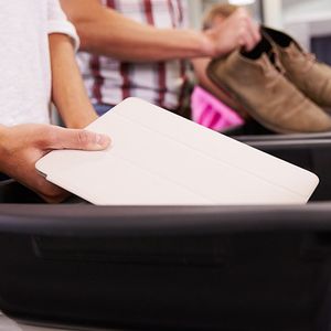 Les bacs à bagages des aéroports sont touchés chaque jour par des millions de personnes
