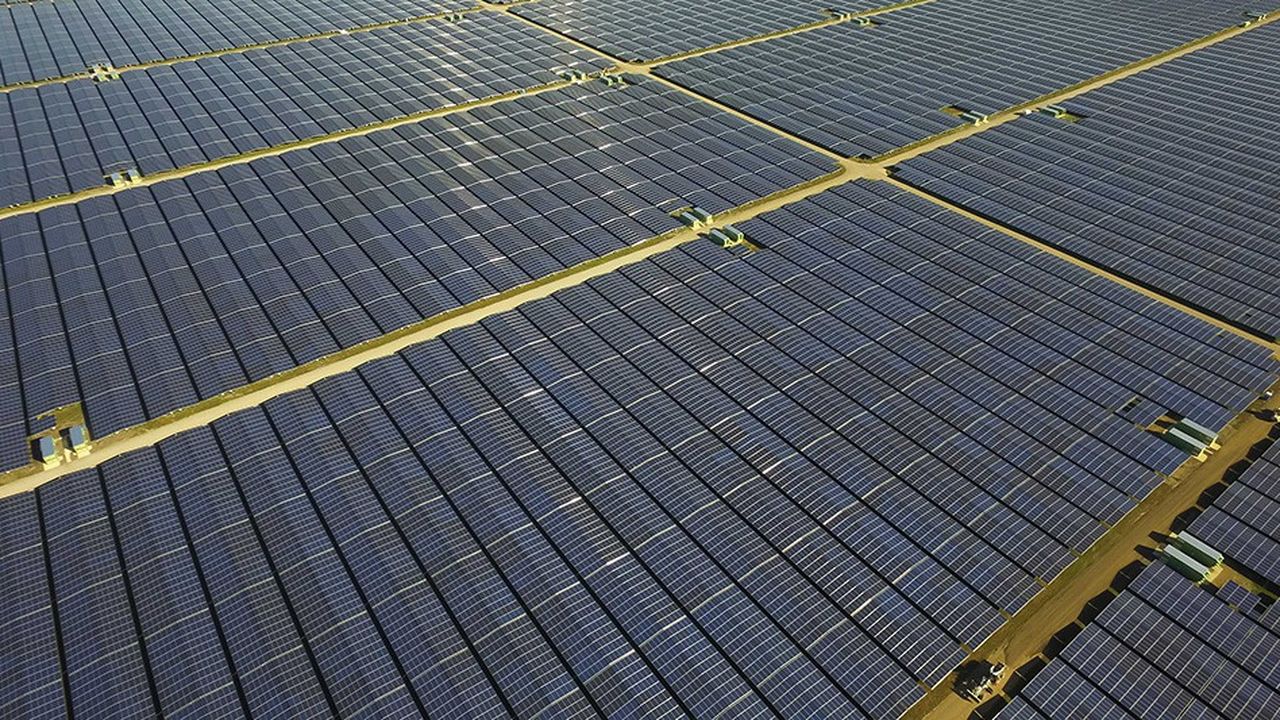 Neoen a développé la plus grande ferme solaire en France, d'une capacité de 300 MW, à Cestas en Gironde.