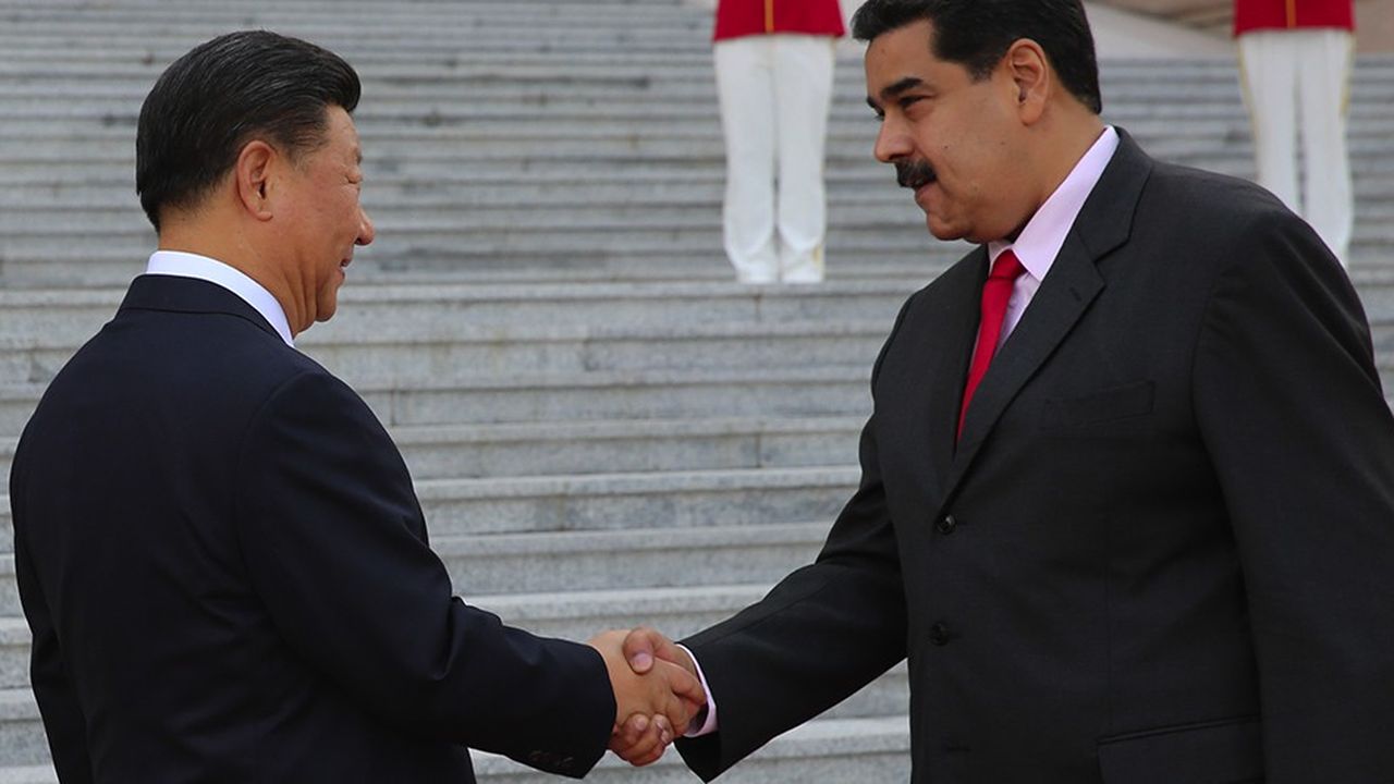 Nicolas Maduro (à droite) s'est engagé auprès de son homologue chinois Xi Jinping à livrer à la Chine 300.000 barils de pétrole de plus par jour d'ici à 2019