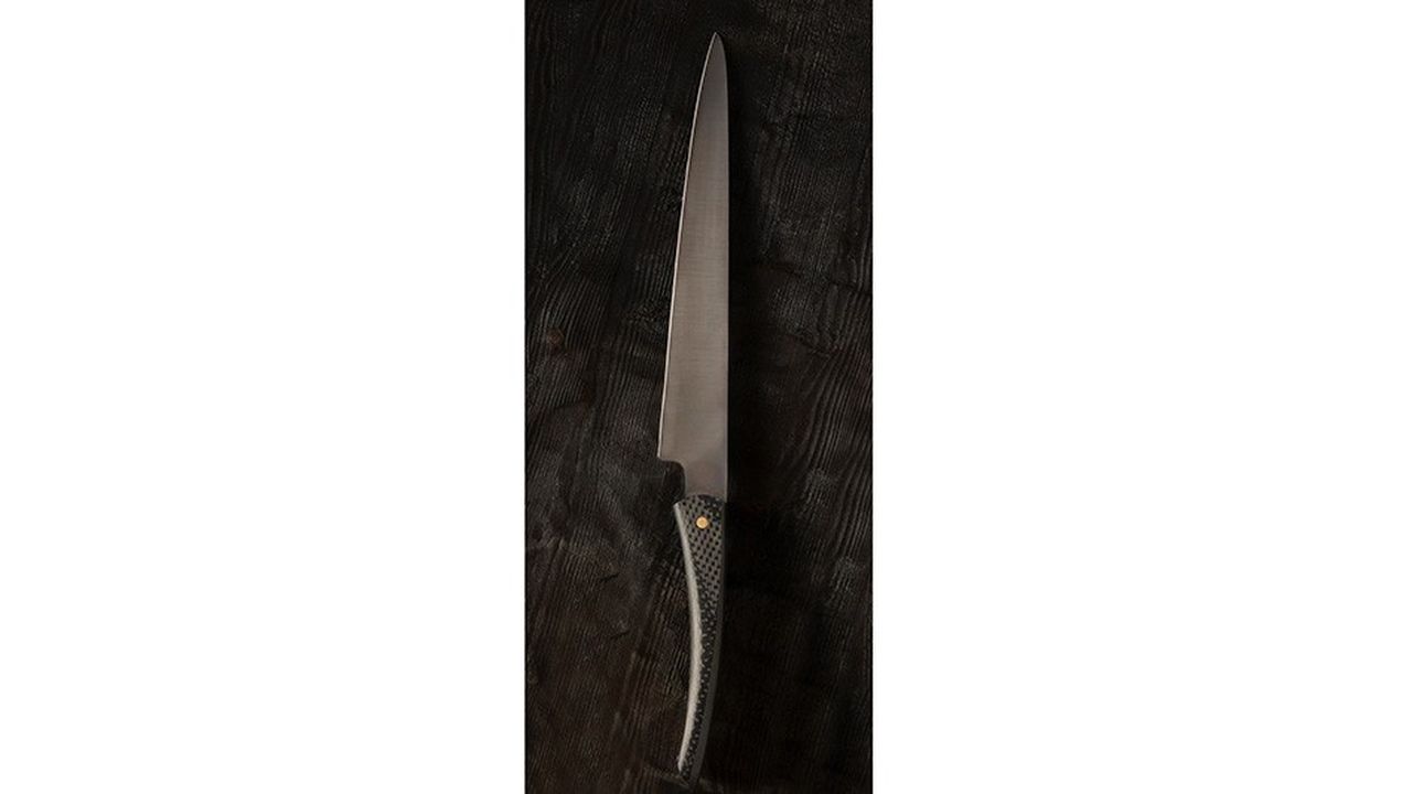 Le manche de ce couteau professionnel conçu par le designer Christophe Guérin, le chef cuisinier Julien Duboué et des couteliers de Thiers, est réalisé en u-carbon.
