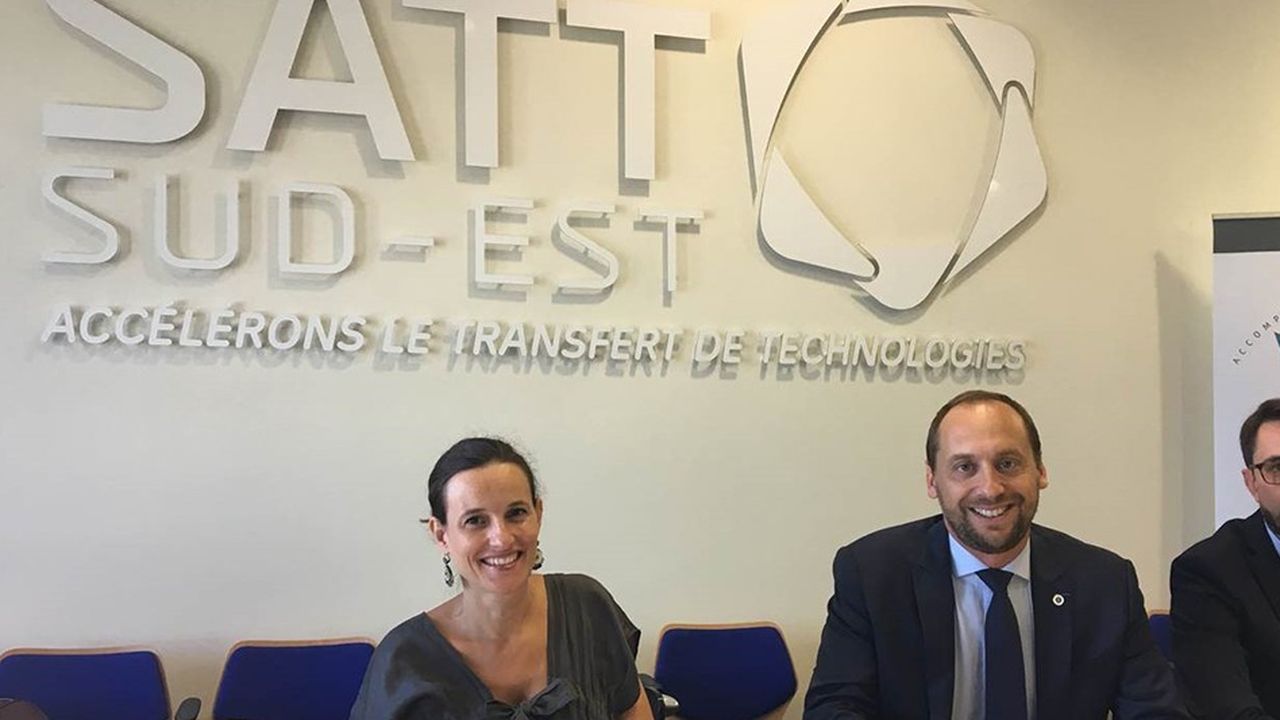 Clara Ducord, directrice du Cancéropôle Paca, et Laurent Baly, président de la SATT Sud-Est, lors de la signature de l'accord.