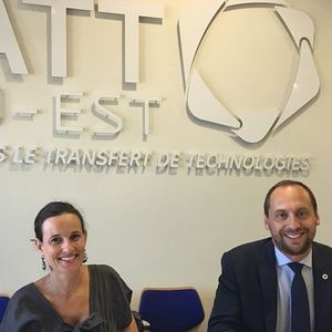Clara Ducord, directrice du Cancéropôle Paca, et Laurent Baly, président de la SATT Sud-Est, lors de la signature de l'accord.