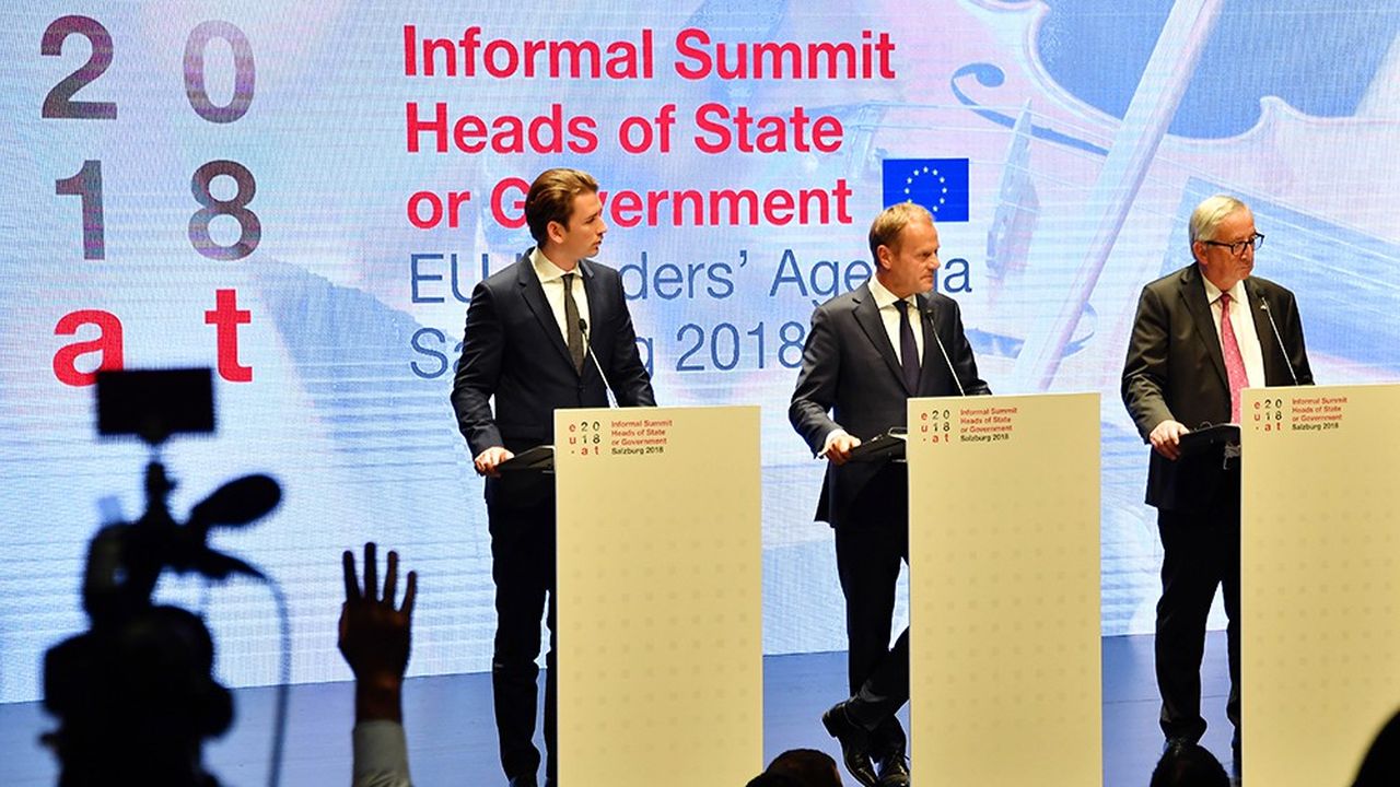 Le chancelier autrichien, Sebastian Kurz, le président du Conseil européen Donald Tusk et le président de la Commission européenne Jean-Claude Juncker lors de la conférence de presse finale du sommet de Salzbourg.
