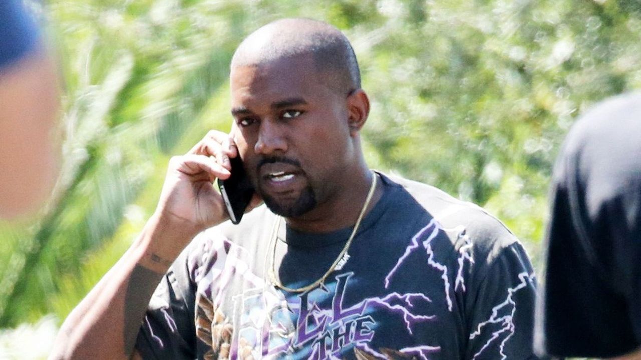 Kanye West sort sa nouvelle collection de sneakers Yeezy en même temps que la sortie des iPhone d'Apple.