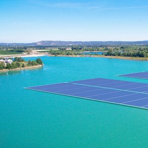 Le projet « O'Mega1 » prévoit de couvrir 17 hectares d'un lac de carrière en fin d'exploitation à Piolenc, dans le Vaucluse , où seront installés 47.000 panneaux solaires.
