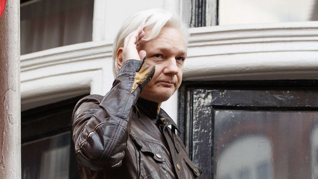 Le fondateur de Wikileaks Julian Assange lors de sa dernière apparition sur le balcon de l'ambassade de l'Equateur à Londres en mai 2017