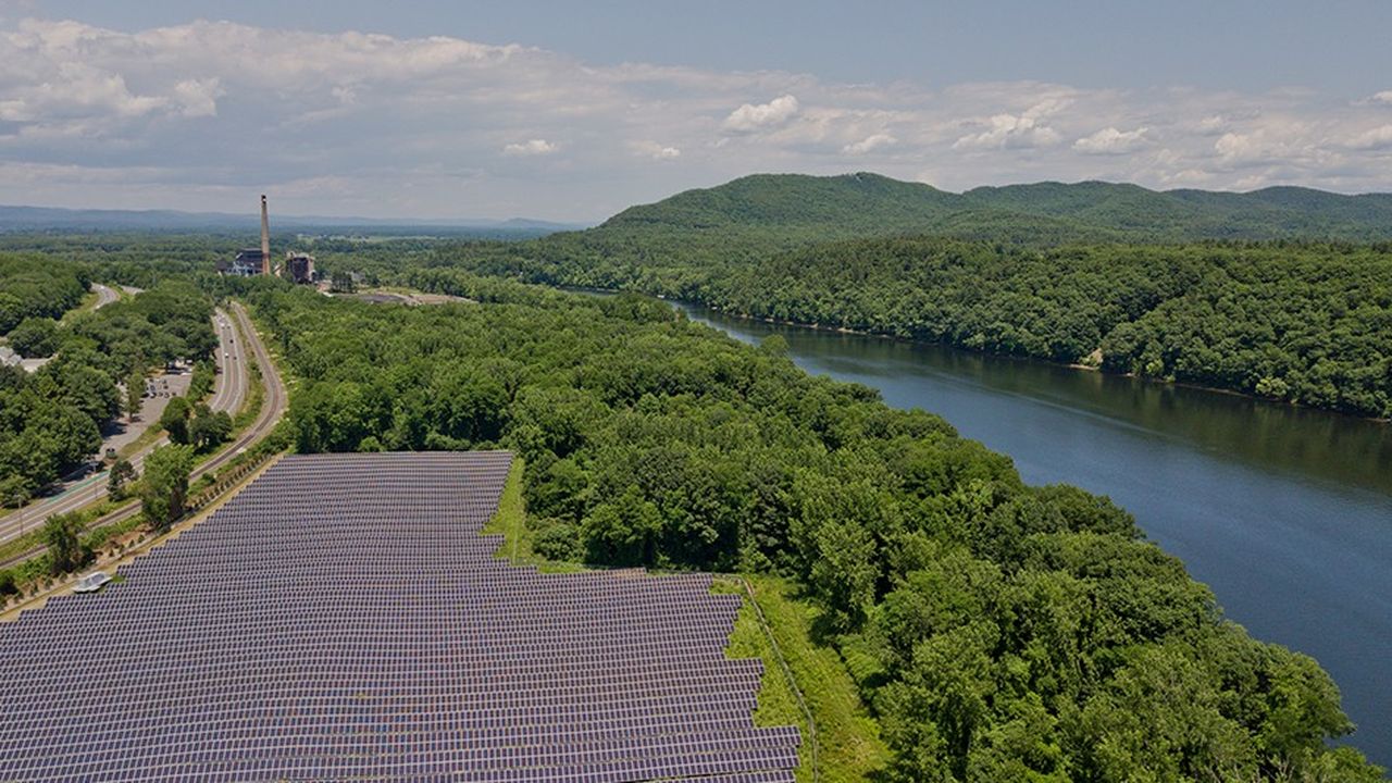 A Mount Tom, dans le Massachusetts, Engie gère une ferme solaire de 17.000 panneaux photovoltaïques. A côté, la vieille centrale à charbon est en train d'être démantelée.