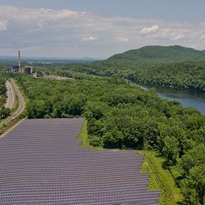 A Mount Tom, dans le Massachusetts, Engie gère une ferme solaire de 17.000 panneaux photovoltaïques. A côté, la vieille centrale à charbon est en train d'être démantelée.