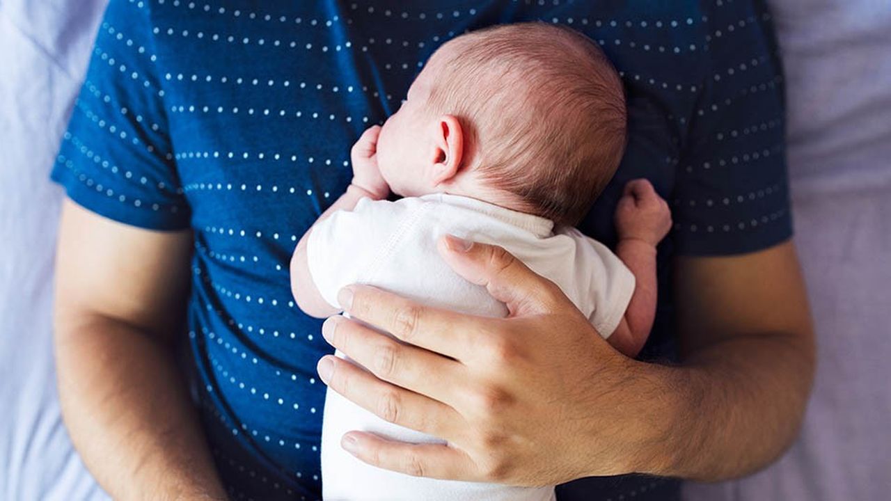 En France, 70 % des pères prennent leur congé paternité, d'une durée de 11 jours.