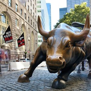 Cela fait plus de neuf ans que le « bull » de Wall Street, symbole des marchés haussiers, trône fièrement devant la Bourse de New York.