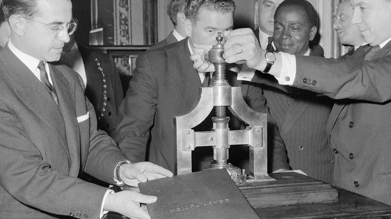 Michel Debré ministre de la Justice, tourne la presse modelant dans la cire le grand sceau de la Constitution de la V°République, le 6 octobre 1958 au ministère de la Justice Ã  Paris