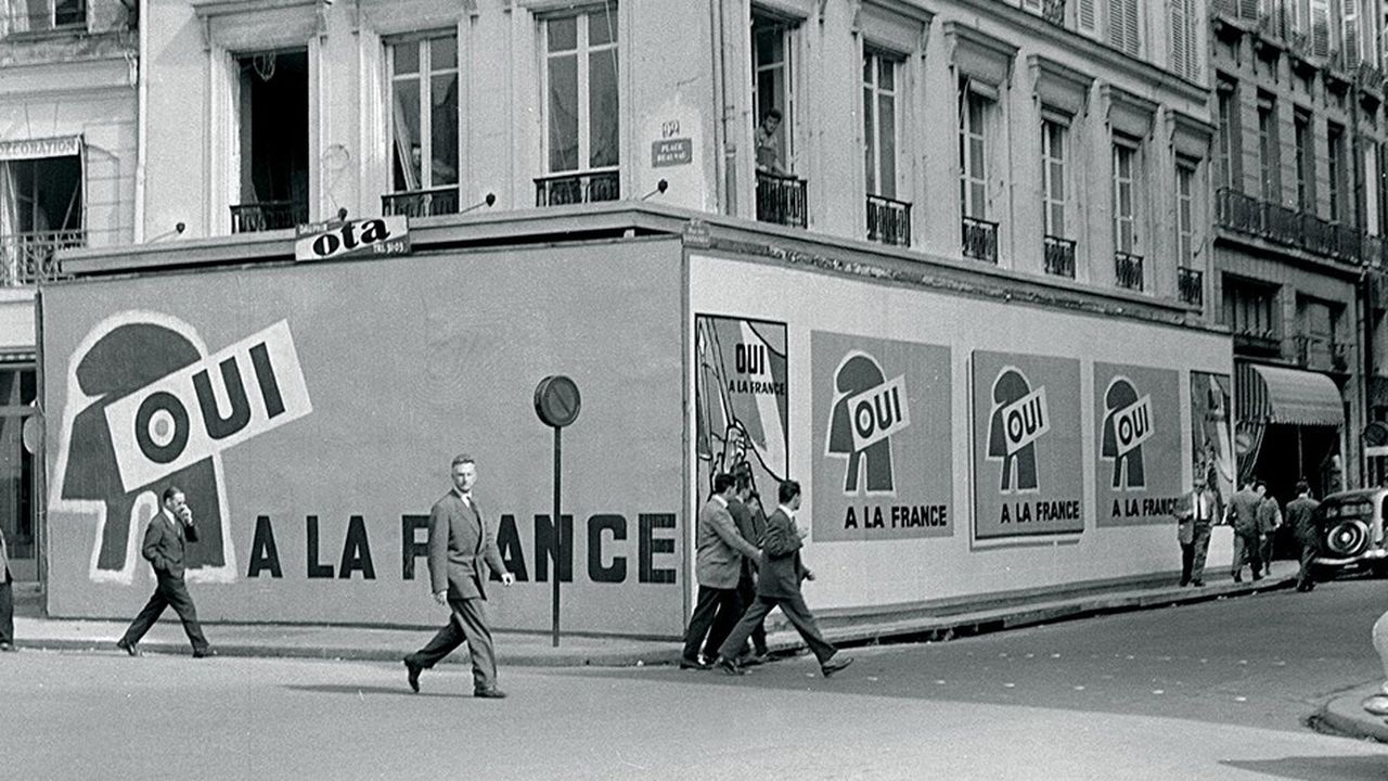 A Paris, en septembre 1958, l'affiche officielle, pour inciter les Français à voter « oui » au référendum sur la Constitution.