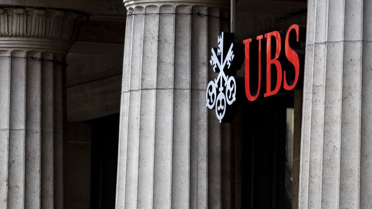 UBS AG poursuivie pour blanchiment de fraude fiscale et démarchage bancaire illicite risque jusqu'à 5 milliards d'euros d'amende (Photo by Fabrice COFFRINI/AFP)