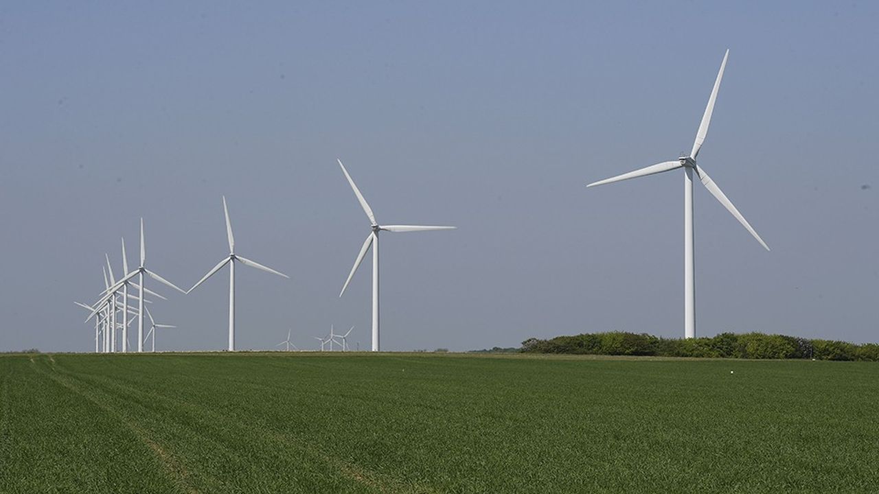 L'industrie éolienne se défend d'être en concurrence avec les autres énergies renouvelables mais elle apparaît, dans les faits, bousculée par le solaire.