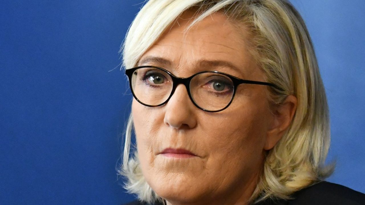 Marine Le Pen n'a pas répondu aux questions des juges sur le fond, arguant qu'elle attendait une décision de la Cour de cassation sur un recours devant être examiné le 27 novembre, a-t-elle déclaré à la sortie du tribunal.