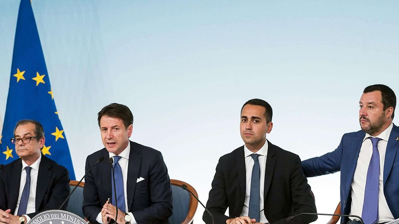 De gauche à droite, le ministre des Finances italien, Giovanni Tria, le Premier ministre Giuseppe Conte, et les deux vice-Premier ministre Luigi Di Maio et Matteo Salvini, à Rome lors d'une conférence de presse le 3 octobre