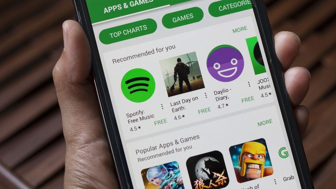 Le Google Play Store domine l'App Store au niveau des téléchargements.