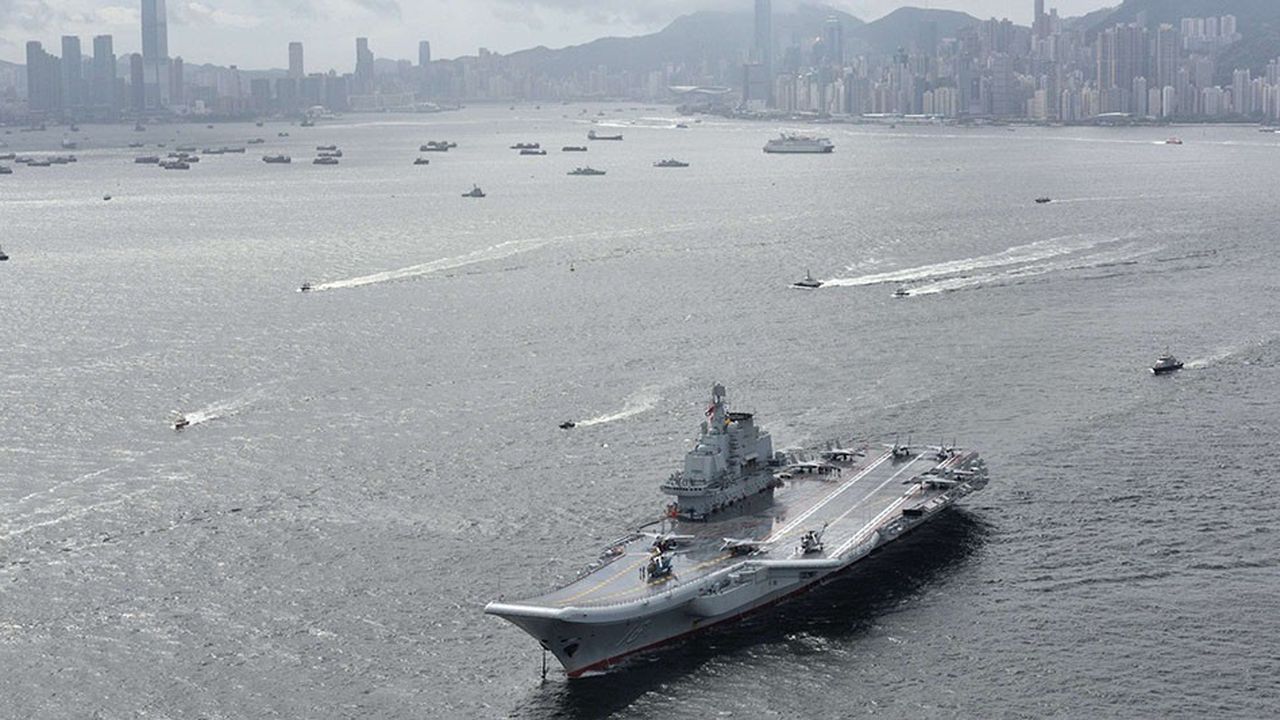 Le porte-avions Liaoning arrive en baie de Hong Kong le 7 juin 2018.