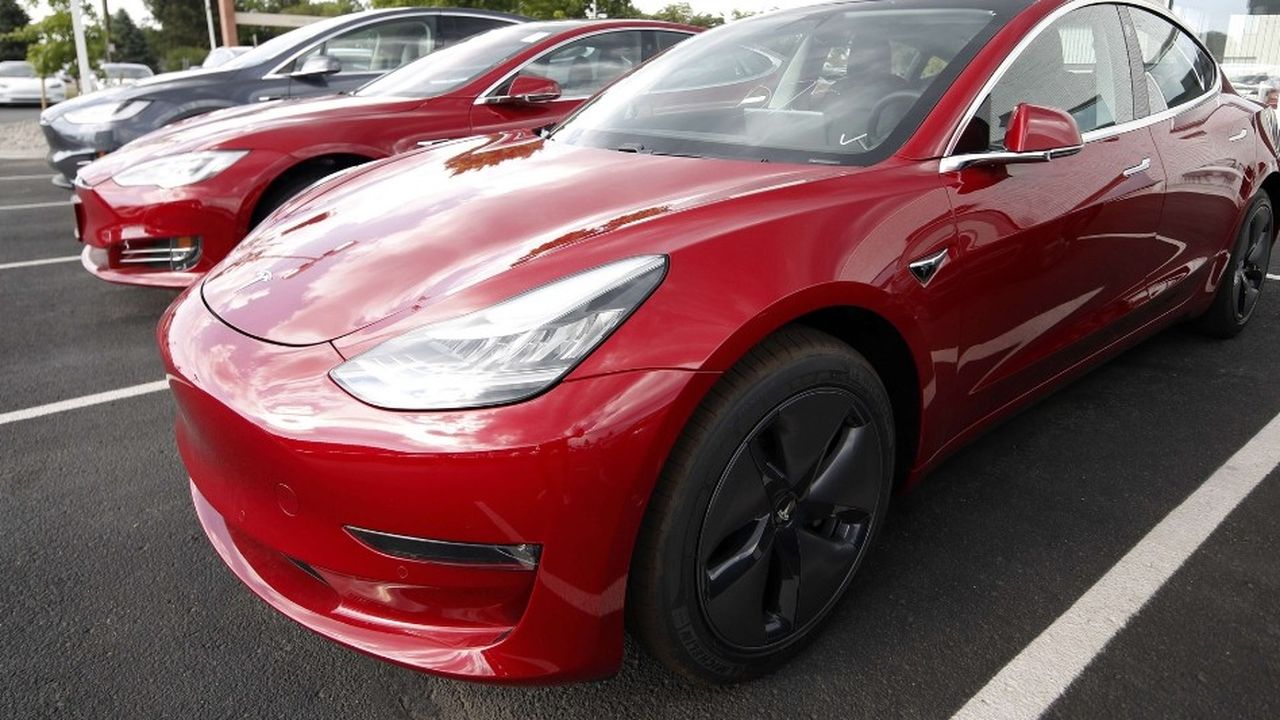 Un modèle milieu de gamme de la Model 3, avec 420 kilomètres d'autonomie, a été dévoilé par Tesla aux Etats-Unis et au Canada.