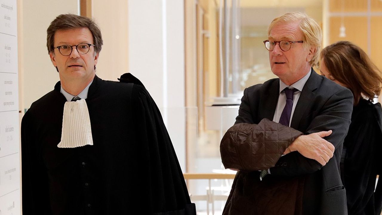 Patrick de Fayet et son avocat Christian Saint-Palais à leur arrivée au tribunal (Photo by Thomas SAMSON/AFP)